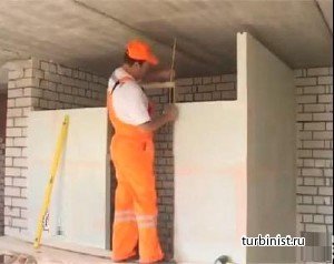 Установка перегородок из паз гребневых плит